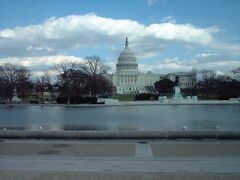 国会議事堂は、遠目から見ても大きく、なかなか壮観。正面の池に浮かぶ水鳥たちも絵になって美しい。