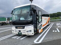 　今回は名古屋から航空機に乗るので、高速バスで名古屋へ向かいます。
　富山県西部から名古屋への昼行バスは、加越能バスが1日7往復、イルカ交通が1日6往復設定されていますが、新型コロナの影響で加越能バスが3往復、イルカ交通が2往復に減便されています。
　名古屋行きの最終が今乗っている加越能バス氷見14:30発、午後から仕事お休みもらって乗りました。