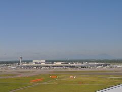 　空港ターミナルが見えてきて着陸です。