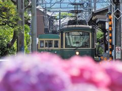 江ノ電は単線なのですが、4つのすれ違い駅があります。長谷駅もそのひとつで先ほどの300形と鎌倉→藤沢行きのすれ違いをパチリ。
いや～、満足、満足（^^）
