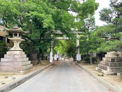 お寿司屋さんからは10分ほど歩いて
藤森の神社の鳥居が見えてきました。

藤森神社は勝運・学問と馬の神さん。
ギャンブルもしないし馬とも関連のない私ですが、
京都の紫陽花スポットという事でやって来ました。