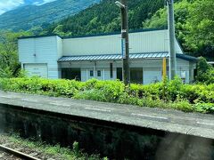 特急列車どうしの行き違いのため、土佐岩原駅に停車。まわりに何もなさそうな無人駅ですが、重要な役割を果たしています。