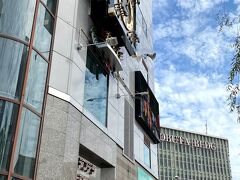 高知駅から、路面電車に乗って自宅に帰ります。途中、はりまや橋で乗り換えです。はりまや橋交差点付近に設置されているからくり時計がちょうど鳴っていて、人形たちが踊っていました。