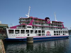 取り敢えず水族館に行くことにしました。桜島フェリーターミナルがバスの終点です。桜島行きのフェリーが止まっています。