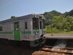 　滝ノ上駅で上り千歳行きと交換です。
　追分－新夕張間の各駅停車はわずか2.5往復の運転です。