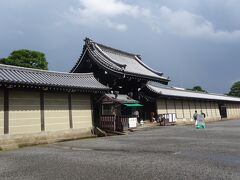 京都御所入口（清所門）（ここには天皇が南北朝から東京に移るまでの間、過ごしました。大きく３つに分かれており、北側は皇后・若宮・姫宮の過ごす所　真ん中が天皇の日常生活の住まいの御殿　南側は儀式や祭事の行う所に分かれています。）