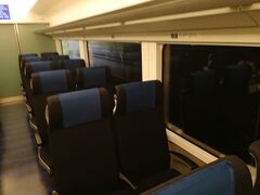 スカイライナーの座席はこんな感じ。乗車時間は長くても４０分なので、十分に良い座席だと感じます。
今回は青砥14:34→空港第2ビル15:02だったので、28分で着くことができました。