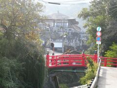 徐々に川が深くなってきます。赤い橋の先にお寺も見えます。
このお寺は西江寺と思われます。
司馬遼太郎の「花神」や「伊達の黒船」で登場した提灯屋嘉蔵こと、前原巧山（大村益次郎と共に蒸気船を造った）の墓があります。