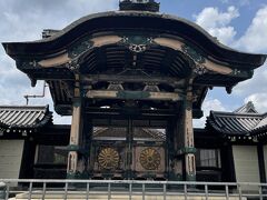 九条駅から烏丸御池駅までブラブラ歩く事にしました。
京都駅を過ぎてすぐに現れたのは東本願寺
中には入らなかったけど建物が圧巻です