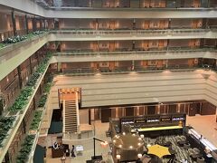 アサインされたお部屋は5階。
6階建てなので、エレベーターも2台しか無いけどそんなに待たなくてよくてよかった。
5階から見たロビー周辺。
真ん中に見えるのはラウンジ・バー クー・オ・ミディ