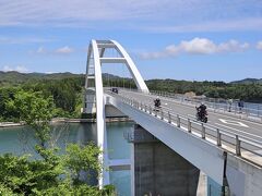 亀山展望台から見えていた宮城県気仙沼市本土と離島大島を繋ぐ、東日本最大のアーチ型の橋「気仙沼大島大橋」です。
復興のシンボルとして、2019年4月に開通しました。
気仙沼、いかがでしたか？
これから大橋を渡って、岩手県の平泉に移動します。
では、さようなら～(^^)/~~~