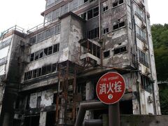 神社の手前で、みた焼け跡。

昨年の9月、シルバーウィークのころ、休業中だったこの旅館紅葉から出火。
道も細いし、急斜面で，消火活動難儀だったでしょうね。

後から気づいたけれど、焼け跡の前に目立つ消火栓の標識。

