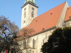 「聖マルティン大聖堂」

高さ８５ｍの塔が目印
かつて1563～1830年までハンガリー王の即位式が行われ、
あのマリー・アントワネットの母、
マリア・テレジアの戴冠式もここで行われた由緒ある教会。

そんな教会とは知らず、外観だけでスルー・・