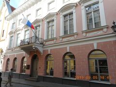 ピック通りの大ギルド会館近くにあったのがロシア大使館でした。