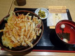 お目当は、「白えび亭」の天丼。

富山スペシャル天丼ということで、白えび、ブリ、ホタルイカの３種類の天ぷらをいただきました。
とても美味しかったです。北陸の魚は外れなしですね。
