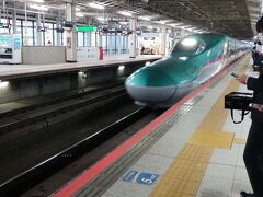 JR のチケットは　一昨日取りました
18:22の　はやぶさに乗ります
来た来た