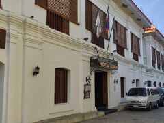 【Hotel Luna】


ビガンのホテルに到着しました。中世のスペイン風な雰囲気があります。

Luna Street, 2300 Vigan, Ilocos Sur
(+632) 373-3333
https://hotelluna.ph