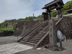 清見寺へ、門前に駐車場があります。道路の反対側にも駐車場があり、かなりの台数が止められます。