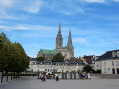 全体が見えてきました。

#Chartres

みんな熱心に写真撮ってます笑
