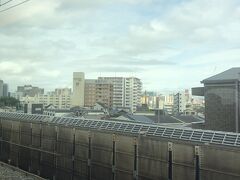 新大阪駅では、入線待ちも入って25分遅延で到着。昔よく泊まった東横イン新大阪駅東口店が見える。