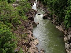 「厳美渓（げんびけい）」
栗駒山から一関市内へと流れる磐井川の浸食により、ゆっくりと時間をかけて形成された国の名勝です。