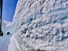 で、気付いたらバスで通れる「雪の壁」でした。
すごい・・・上が見えない・・・（笑）