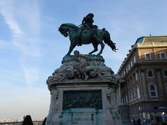 Statue of Prince Eugene of Savoy
Savoyai Jenő herceg lovasszobra

オイゲン・フランツ・フォン・ザヴォイエン＝カリグナン（独: Eugen Franz von Savoyen-Carignan, 1663年10月16日 - 1736年4月24日）は、オーストリアに仕えた軍人・政治家。プリンツ・オイゲン（Prinz Eugen）の呼び名で知られる。
サヴォイア家の血を引くフランス生まれの貴族で、サヴォイア公の男系子孫にあたることから、公子（プリンツ）の称号をもって呼ばれた。

フランスの貴族の出身ながら、ハプスブルグ家(オーストリア)につかえ、生涯をフランスと戦う。名前もドイツ語読みのオイゲンと一般的に呼ばれる。ここに銅像があるのは、オスマントルコ帝国からゼンダの戦いで大勝利して領土を奪還したため。