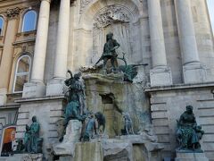 ブダ城
Budavári Palota

Fountain of King Matthias
Mátyás-kút
マーチャーシュ王の噴水
（英語：マティアス王の噴水）
