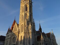 マーチャーシュ聖堂
Mátyás Templom

正式名称は「聖母マリア聖堂」。教会の伝承によると、元々は1015年に建造されたとある。13世紀半ば、ベーラ4世によってゴシック様式の教会として建てられた。後の1479年に南の塔の建造を含む増築を命じたマーチャーシュ1世の名で今日まで広く呼ばれるようになった。今日ある建造物は、14世紀後半に華麗な後期ゴシック様式で建造されたものであり、19世紀後半に広範囲にわたって修復された。700年という教会の歴史の中で、聖堂はブダの豊かさ（あるいは、ハンガリー人にとって拠り所）の、そしてしばしば悲劇の歴史の象徴を担ってきた。ハプスブルク家最後の皇帝カール1世を含め、ほぼ歴代のハンガリー国王の戴冠式がここで行なわれただけでなく、マーチャーシュ1世の2度の結婚式もこの聖堂で行われた。オーストリア・ハンガリー帝国の皇帝フランツ・ヨーゼフと皇后エリザベートが戴冠式を行った場所としても有名です。(Wikiより)