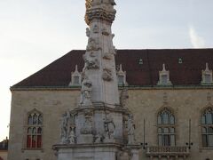 Holy Trinity Statue
Szentháromság-szobor

三位一体の塔
ペスト終焉の記念で建てられたもの。ウィーン、オロモウツなどに同じような塔が建てられている。トリニティと聞くと英語マトリックスを思い出す。