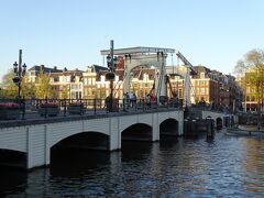 トラムに乗り、マヘレの跳ね橋へ。
アムステルダム市内では数少ない木製のハネ橋の1つであるマヘレのハネ橋。