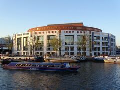国立のオペラ座。他のとヨーロッパ諸国で見てきたオペラ座が歴史的な建物なのに対し、ここアムステルダムのそれは近代的な外観。