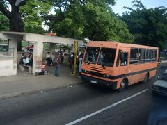 ハバナ市内のバス停留所の朝の風景です
