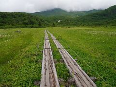 しばらく歩くと、名残ヶ原に出た。
雲が多く、栗駒山も山頂が隠れてしまっていた。
さすがにこの時間から登る人はいないため、名残ヶ原に人影は無かった。