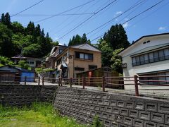 まだ時間がかなりあるので、温泉街を散策。
小安峡温泉には20軒ほどの旅館があるが、国道398号線沿いに点在しているため、温泉街と言う感じではない。
共同湯もあったが、入ることはできなかった。