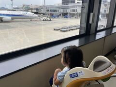 伊丹空港より出発
マイルを使って行きました。
前日に予定が急に空いたので前日予約です。
娘はまだ席が要りませんが、感染対策で１席確保しました。