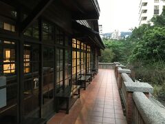 駅から歩いて10分、日本時代に作られた建物が出てきた。旅館っぽい。