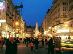夜になり、人々で賑わう「グラーベン通り」へ

そこにある「ペスト記念塔」
流行したペストの終焉を記念して建てられたそう。

新型コロナも終焉したら、どっかに建ててくれないかな～？