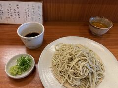 蕎麦好きのmami②が、食べログ評価の高い蕎麦工房膳さんを見つけたので、ランチはお蕎麦をいただきました。
こんなに緑色のお蕎麦は初めて！(布海苔が入っているわけではありません)
近所にあったら通いたいくらい美味しかったです。