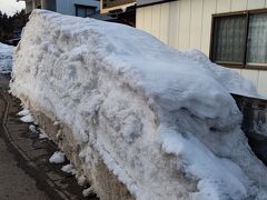大沢温泉は山の入口のような場所にあるせいか、除雪した後の雪がまだ壁のようにのこっていた。