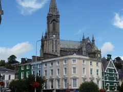 ルシタニア記念碑から５分ほど歩くと聖コルマン大聖堂に到着する。フランス・ゴシック様式の壮大な大聖堂で、１８６８年に着工して、完成までに半世紀を要している。尖塔の高さは８１ｍで、アイルランドでは４番目の高さになる。塔には、４９の鐘があり、ヨーロッパで最大のカリヨンの１つである。