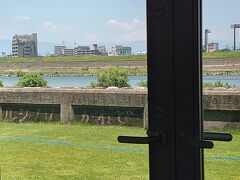 窓際のお席に案内いただきました。
芝生がとっても手入れされていました。
オーナーさん曰く、長良川の花火大会に合わせて、芝生を仕上げているそうです。
確かに、ベスポジです!!、、、残念ながら、今年も中止です。