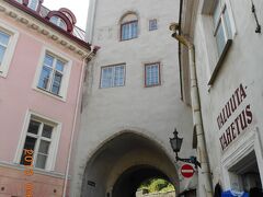 「パート10」の猫井戸のある広場からラタスカエヴ通りを北に戻ってからピック通りに出てに左折し、ロングレッグゲートタワーに進みます。