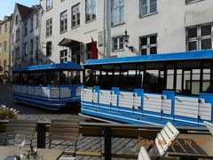 ラタスカエヴ通りに旧市街を走るかわいいＳＬ風のバス「シティトレイン」が走ってきました。
