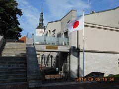日本大使館です。自由広場の北側に位置します。