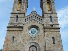 更にトームペア通りを南に進んでチャールズ教会（カールリ教会）に向かいました。双子の尖塔と大きな教会の建物が目立ってました。新ローマ様式のルーテル教会と現地ガイドマップに紹介されていました。