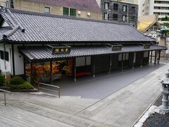 誕生寺の門前にあるお土産店。「亀屋本店 (誕生寺店)」です。鯛せんべいで有名な老舗の「亀屋本店 (誕生寺店)」もあります。