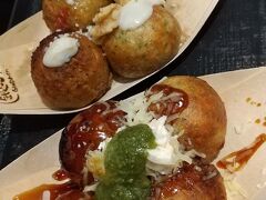 銀だこ酒場メニューでの
・カマンベールチーズ・クルミ・はちみつ
・ガーリックバター・エスカルゴ風ソース？
というのをいただいてみました。
ビール飲みたくなる～笑
おひとり４つの計算で適当にシェア。珍しいお味で楽しい。特にガーリックバターのほうが美味しかったかな。
ここ、かき氷もあるので結構使えそう。わざわざこれのためにはいかないけど。。
この後ビックカメラ・ユニクロでそれぞれお買い物。
駐車場は最大でも2時間なので、30分分お支払いして帰宅しました。案外エキナカなのに車でも行きやすいので私は結構ここ好きです。