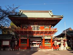 神田明神　隨神門
昭和50年に昭和天皇御即位50年の記念として建立。総檜･入母屋造｡
門の左右には社名の入った長型の提灯が置かれています。
