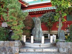 御神殿の右側に「銭形平次の碑」があります。
有志の作家と出版社が発起人となり、寛永通寶を形どって建立されました。
かつて大川橋蔵さんの「銭形平次」を観ていた世代にとっては、とても懐かしいです。
